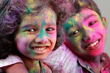 Crianças Indianas Reforçam seus Laços de Amizade